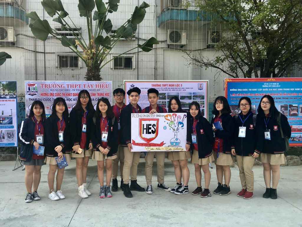 Đồng phục học sinh cấp 3 Trung Quốc thường có màu tối