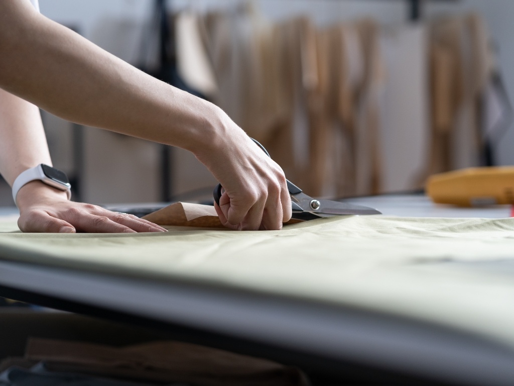 Bạn nên sử dụng kéo cắt vải thật sắc bén để đường cắt dứt khoát, gọn gàng