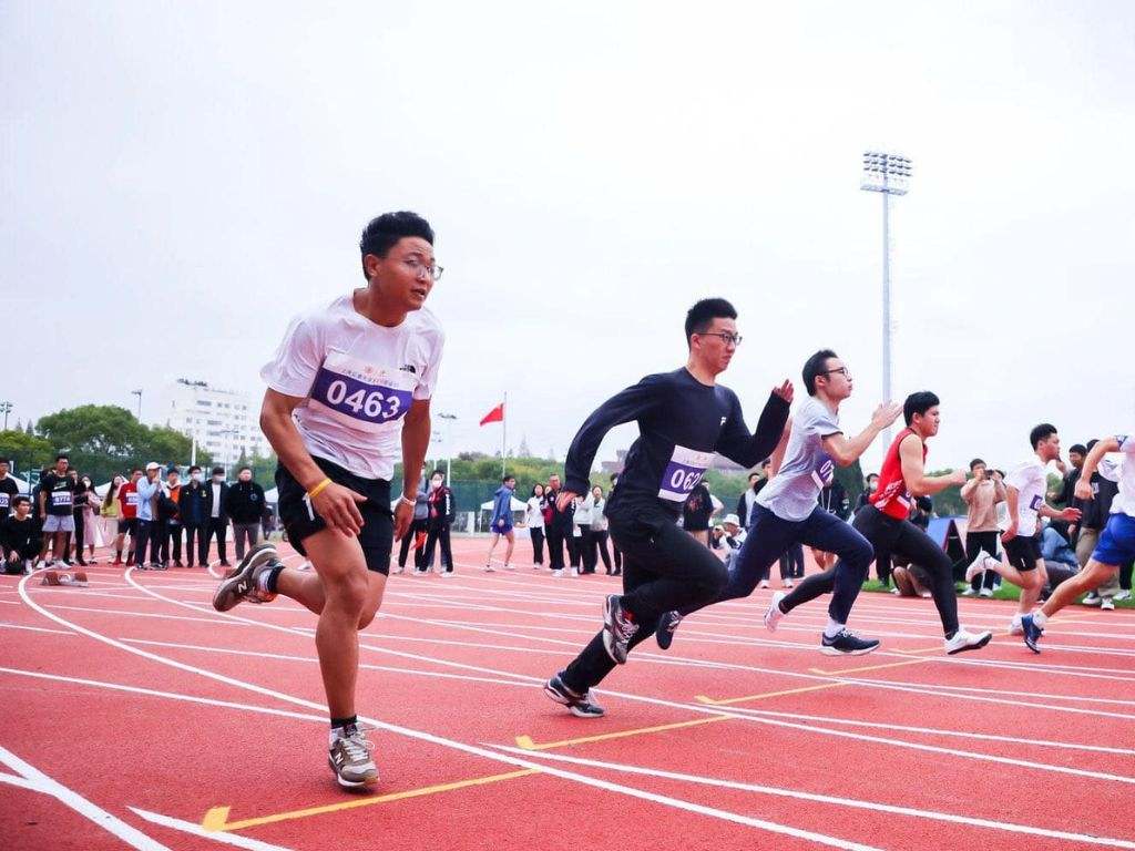 Đồng phục học sinh nam Trung Quốc có thiết kế thể thao