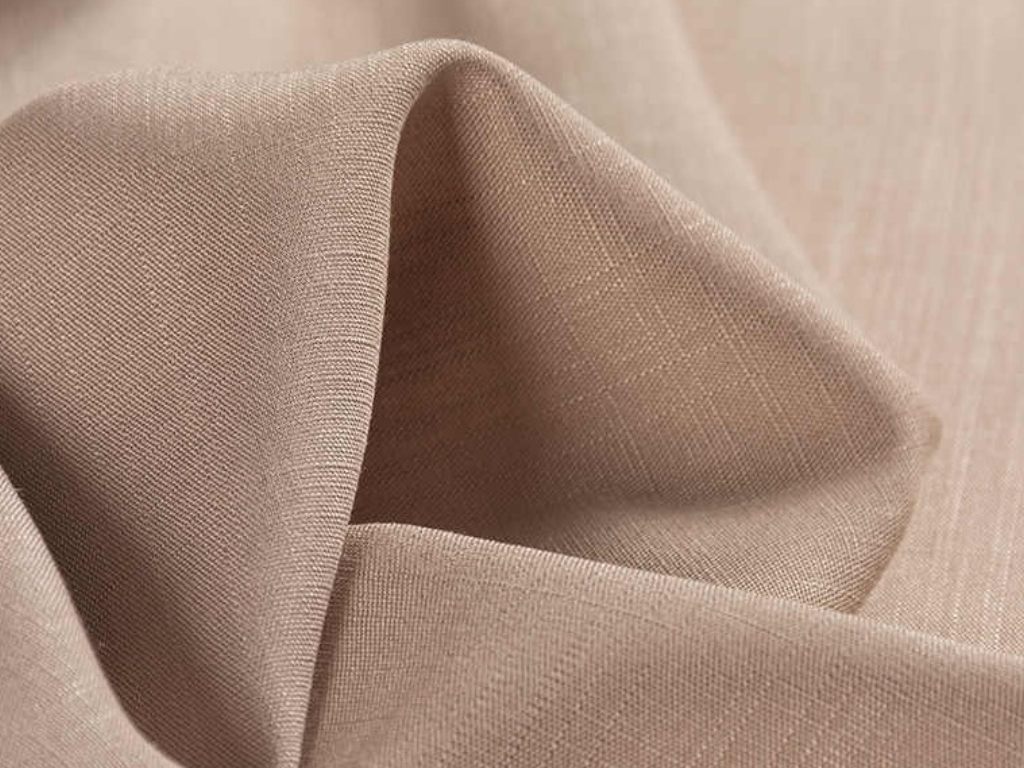 Vải linen cotton thường mang lại cảm giác mềm mại hơn khi tiếp xúc với làn da