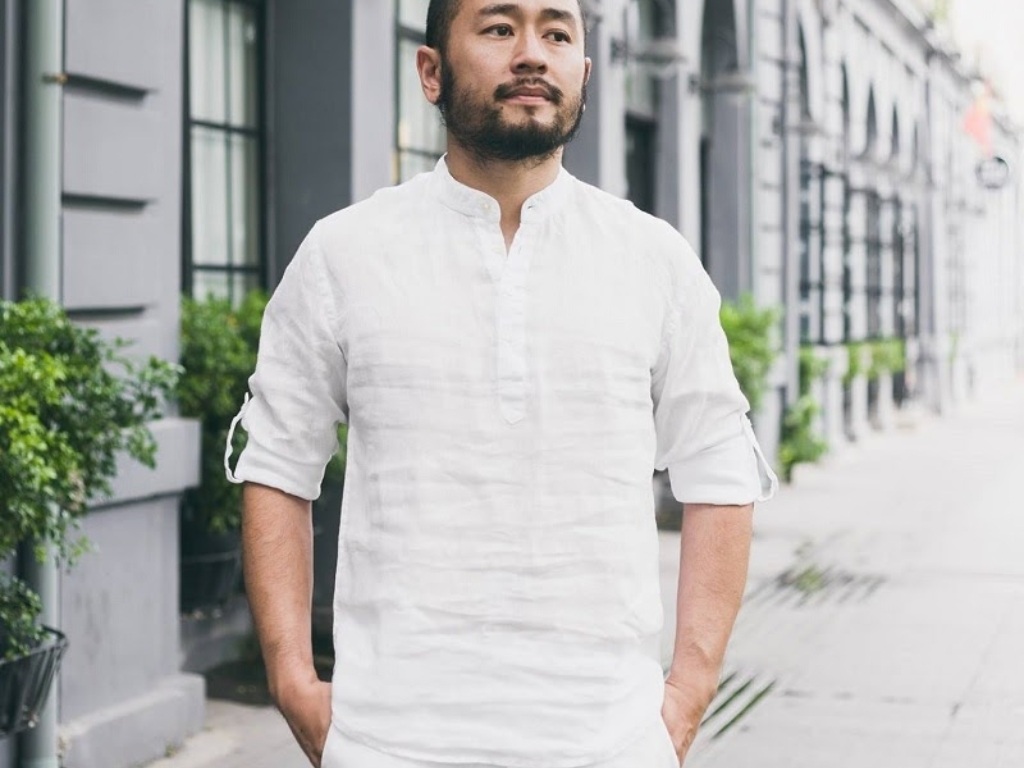 Áo sơ mi vải linen cotton tạo nên vẻ ngoài tự nhiên, thanh lịch