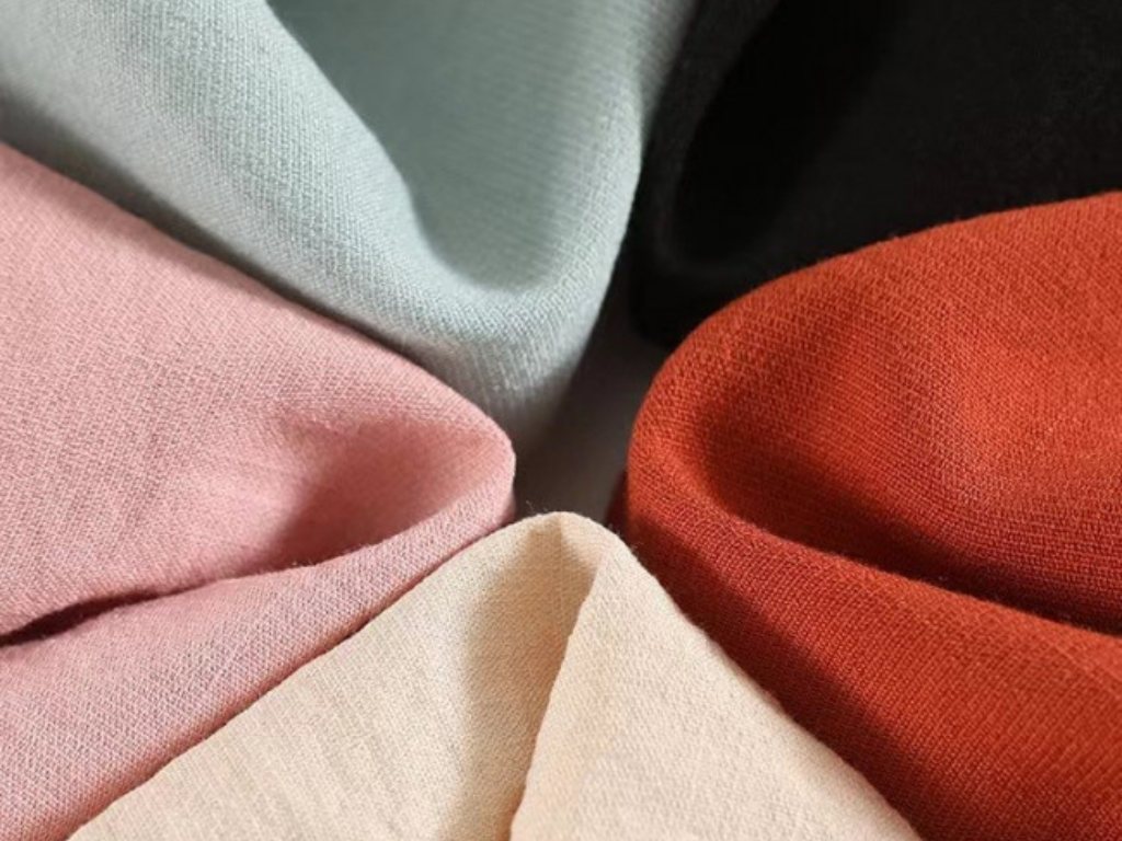 Vải đũi cotton có chất liệu nhẹ và mát tạo cảm giác thư giãn, phù hợp cho đồ mặc nhà