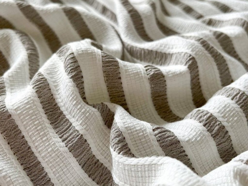 Vải đũi cotton có bề mặc trông xốp và không phẳng mịn hoàn toàn