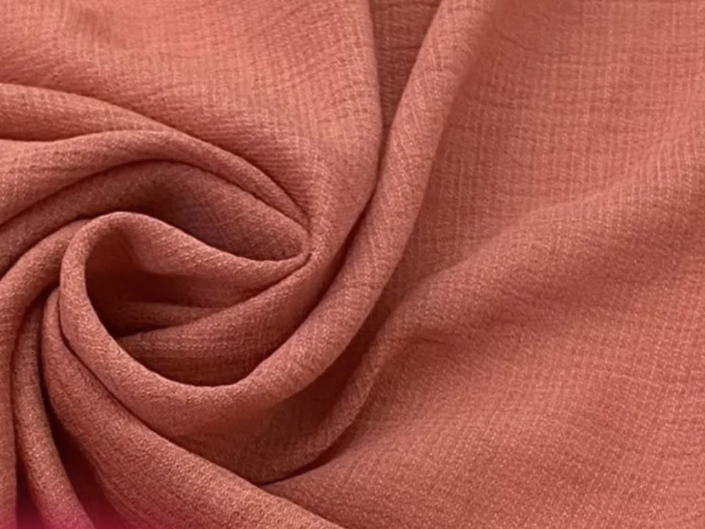 Bề mặt của vải đũi cotton thực tế lại có thể hơi thô ráp do cấu trúc sợi không đều