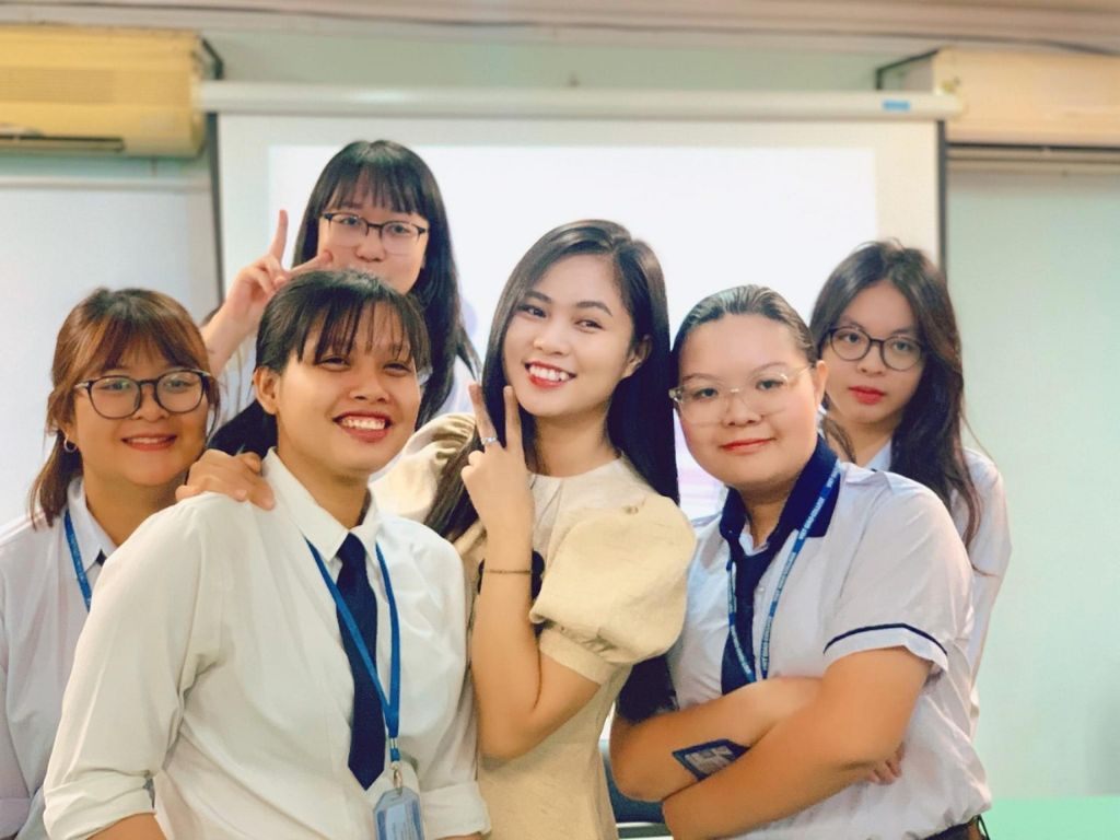Đồng phục học sinh nữ Thái Lan thường là sơ mi trắng
