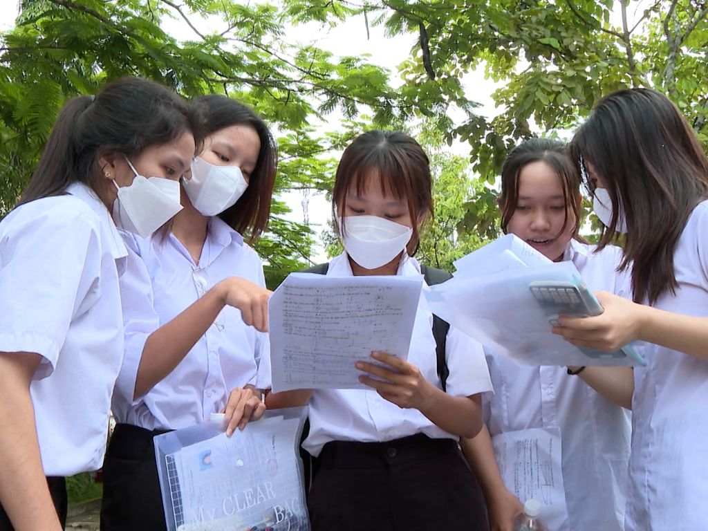 Áo sơ mi trắng thể hiện nét lịch sự của học sinh