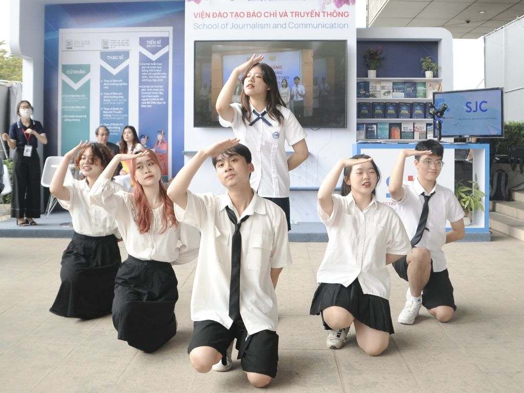 Nhiều trường học tại Thái Lan đặt ra các quy tắc mặc áo sơ mi khi đi học