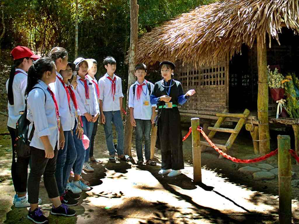 Nguồn gốc đồng phục học sinh Việt Nam là để dễ quản lý trẻ
