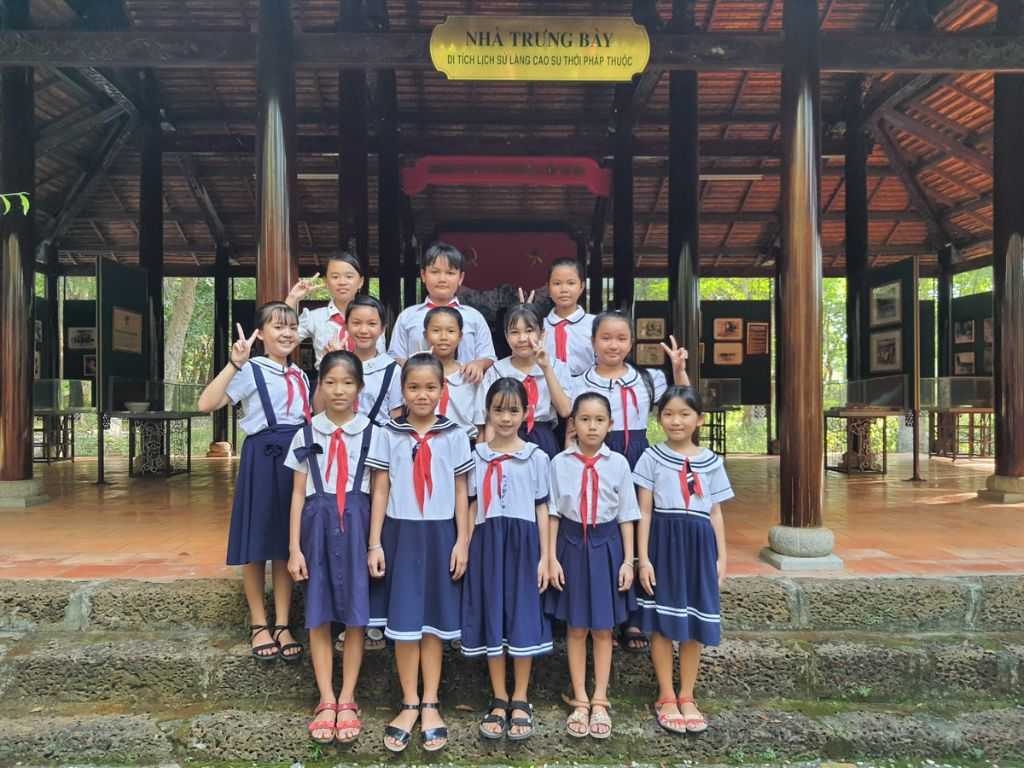 Hiện nay, học sinh thường mặc váy liền và đeo khăn quàng đỏ
