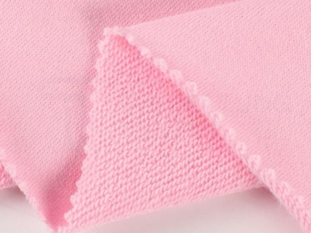 Điểm đặc trưng của vải cotton da cá là cấu trúc hai mặt vải hoàn toàn khác biệt
