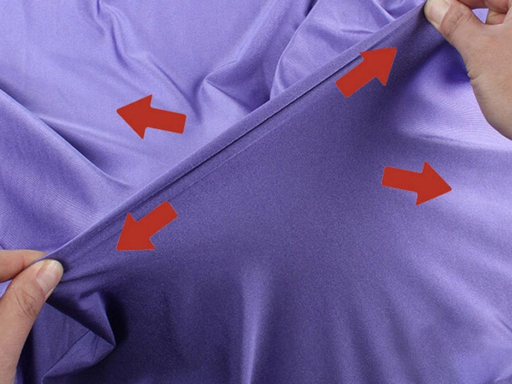 Bạn hãy trực tiếp kiểm tra mẫu vải để đánh giá độ co giãn của vải cotton pha spandex