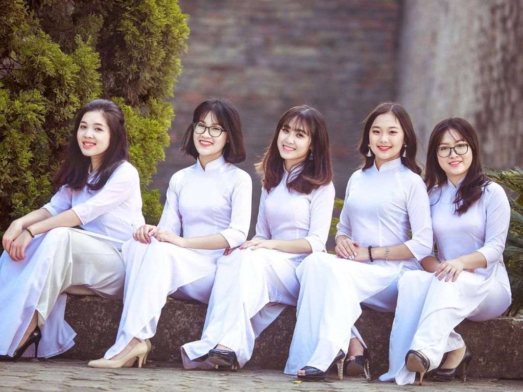 Đồng phục học sinh nữ Việt Nam gồm áo dài thường may từ lụa thướt tha