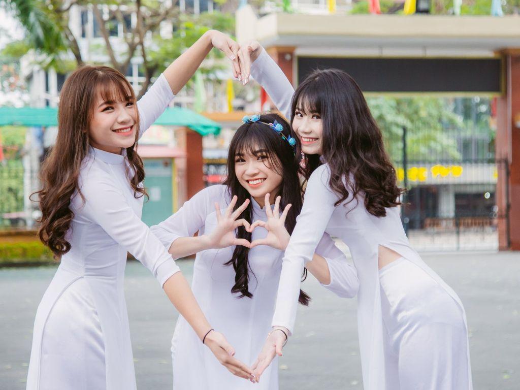 Đồng phục học sinh nữ Việt Nam là áo dài trắng