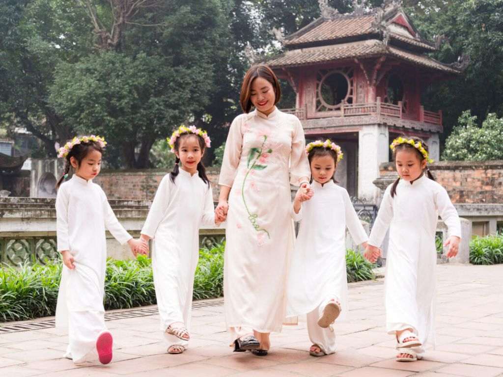 Hình ảnh nữ trong bộ đồng phục học sinh nữ Việt Nam gọn gàng, thướt tha
