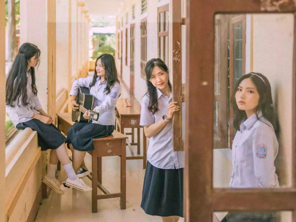 Đồng phục học sinh nữ Việt Nam gồm áo sơ mi và chân váy