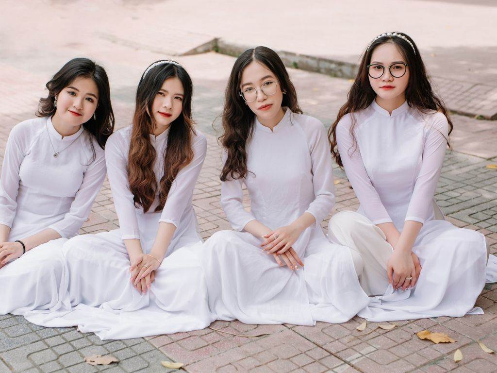 Văn hóa Việt Nam thường mặc áo dài trông rất thướt tha