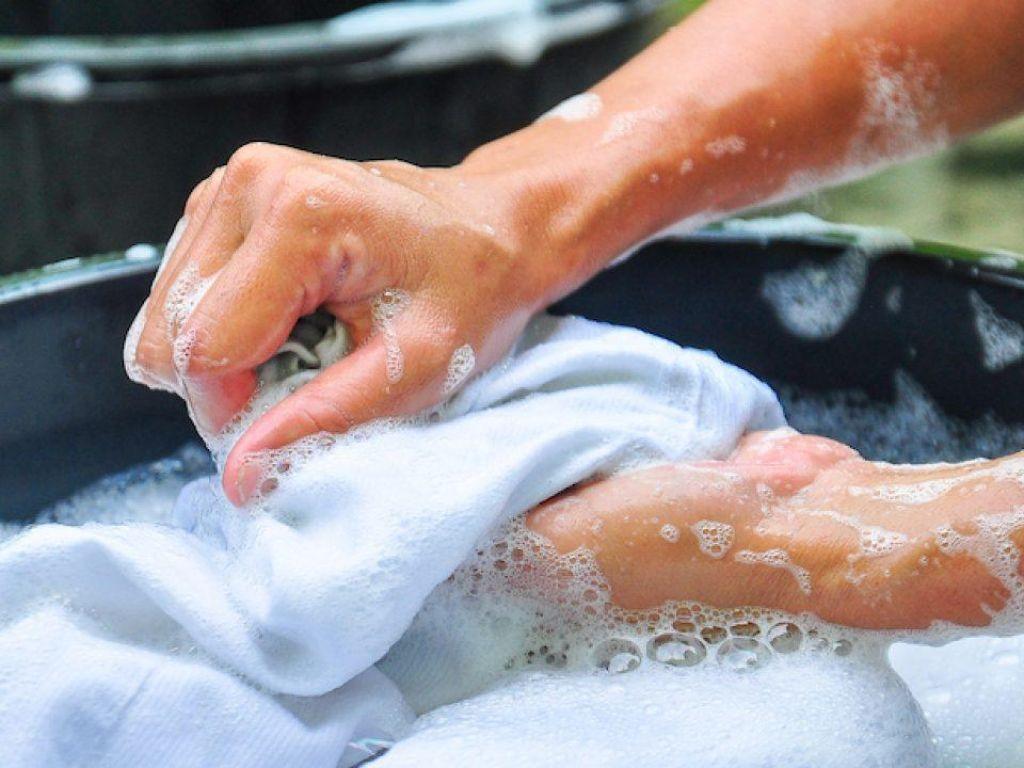 Bạn nên giặt riêng áo trắng để tránh dính màu áo khác