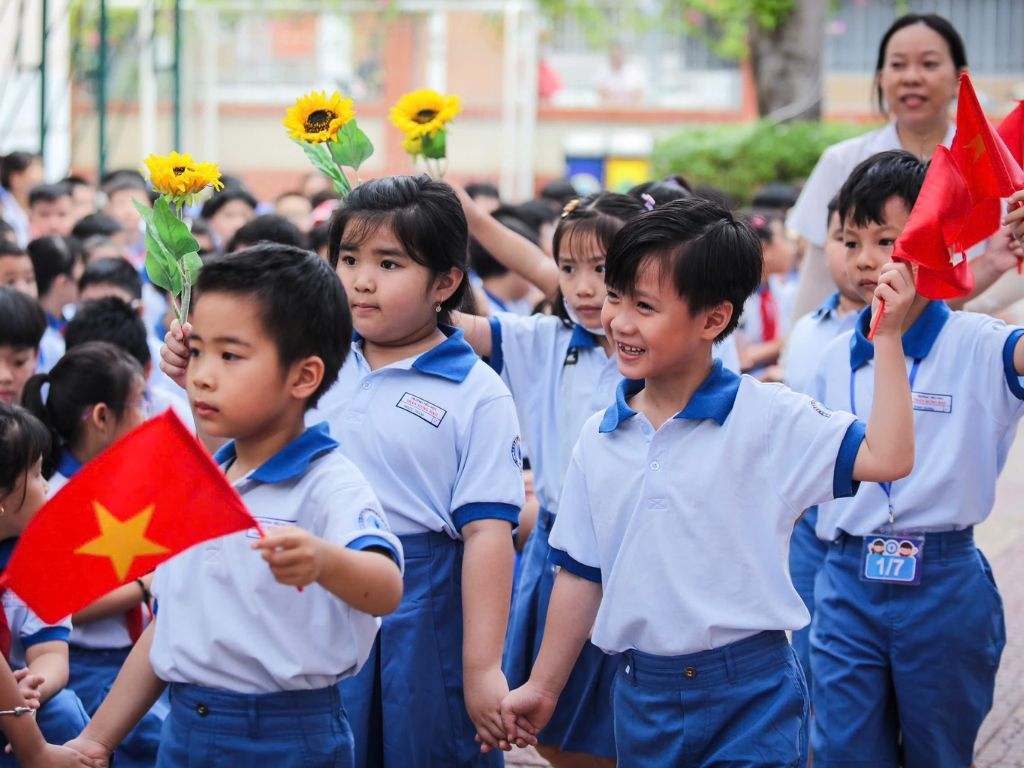Mẫu áo đồng phục học sinh kiểu polo mang lại vẻ ngoài khỏe khoắn
