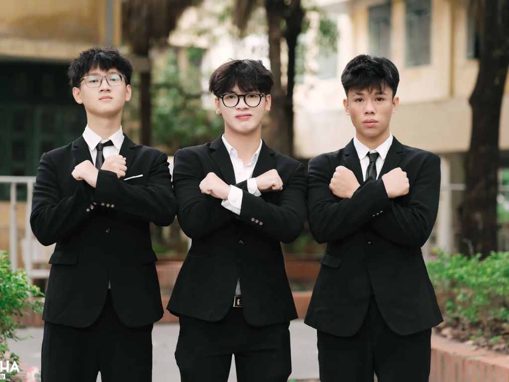 Bộ đồng phục học sinh nam còn góp phần định hình tác phong nghiêm túc