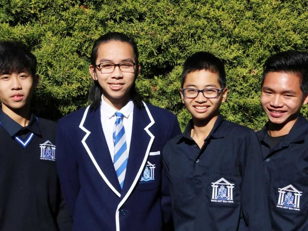 Bộ đồng phục học sinh nam giúp trẻ cảm thấy bình đẳng hơn