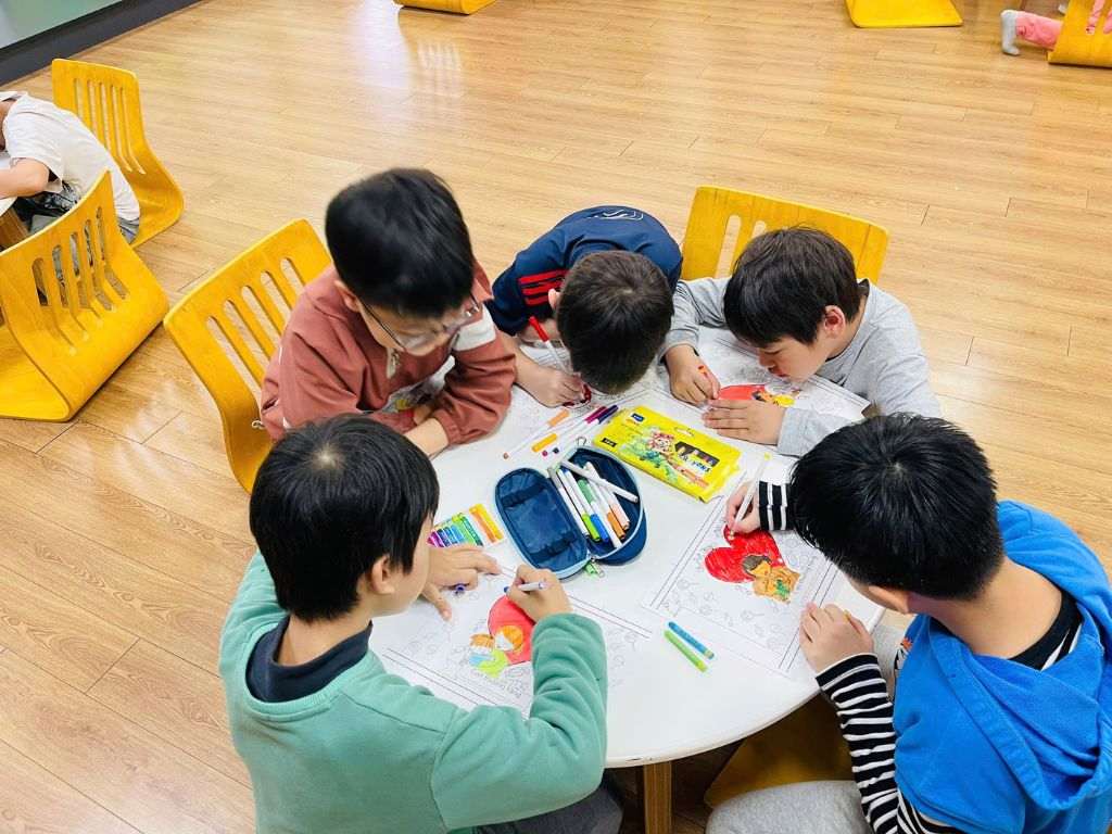 Bạn cần chọn chất liệu thoán mát để học sinh thoải mái học tập