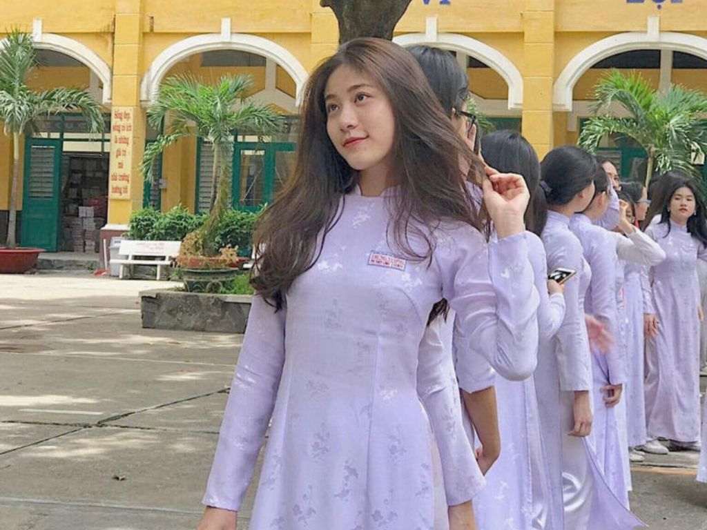 Áo dài tôn lên sự dịu dàng của phụ nữ