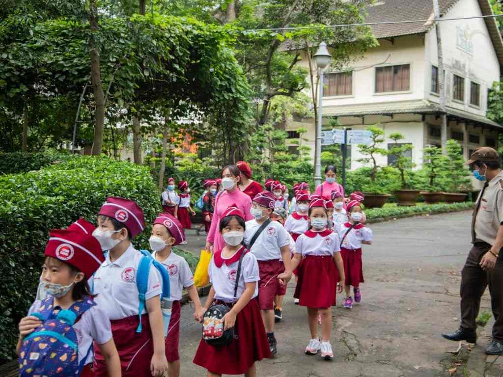 Kiểu dáng cổ áo là một chi tiết tạo điểm nhấn cho đồng phục