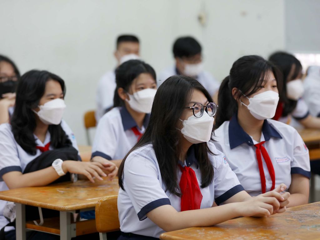 Đồng phục sơ mi học sinh thường có khăn quàng đỏ đi kèm