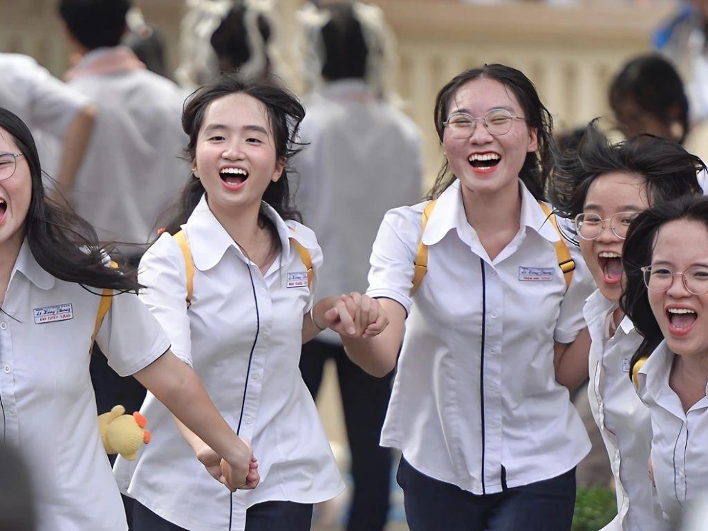 Bạn nên chọn áo sơ mi có kích thước vừa vặn với trẻ