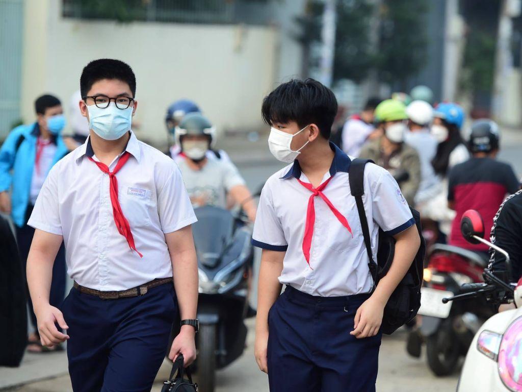 Đảm bảo chiếc đồng phục sơ mi học sinh có chiều dài đủ để sơ vin thoải mái