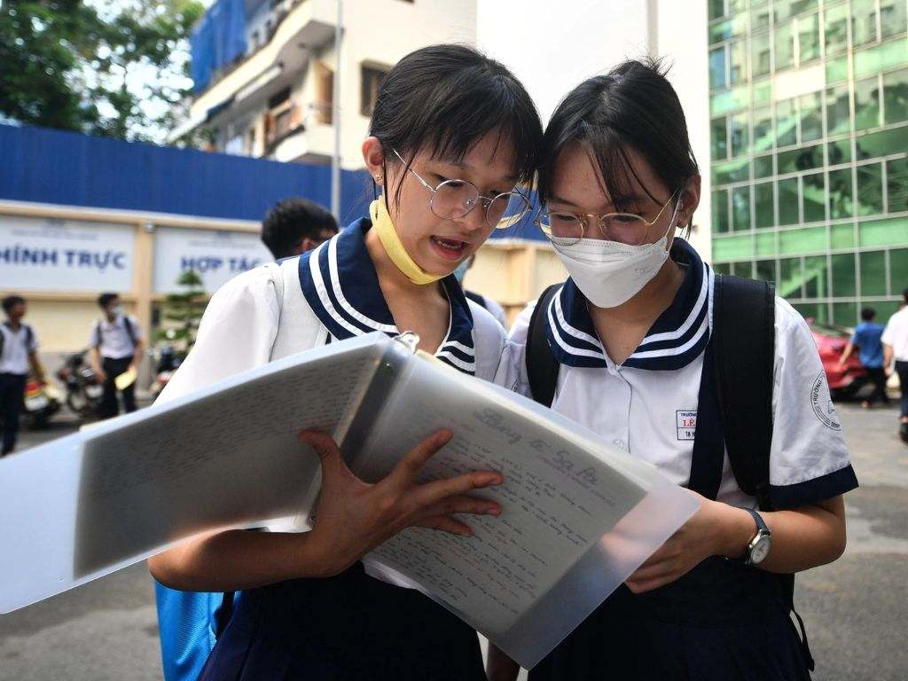 Viền cổ tạo điểm nhấn cho mẫu áo đồng phục học sinh THCS