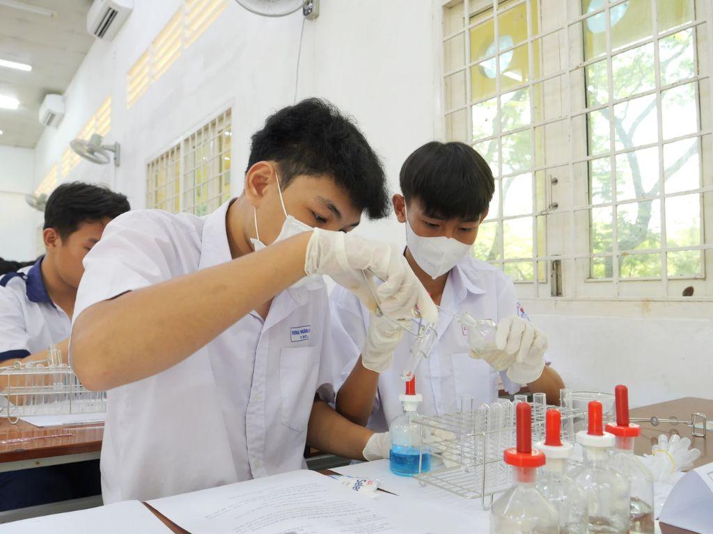 Vị trí đặt logo thường ở ngực áo bên trái