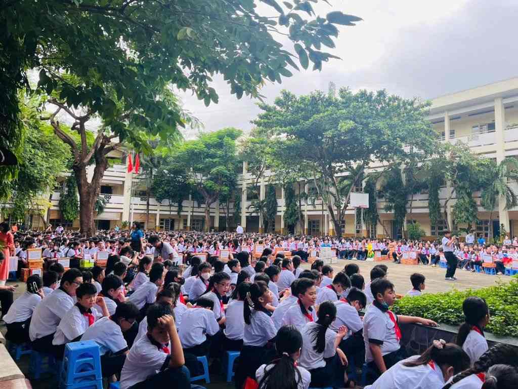 Mặc quần áo đồng phục học sinh giúp nhà trường nhận diện thương hiệu