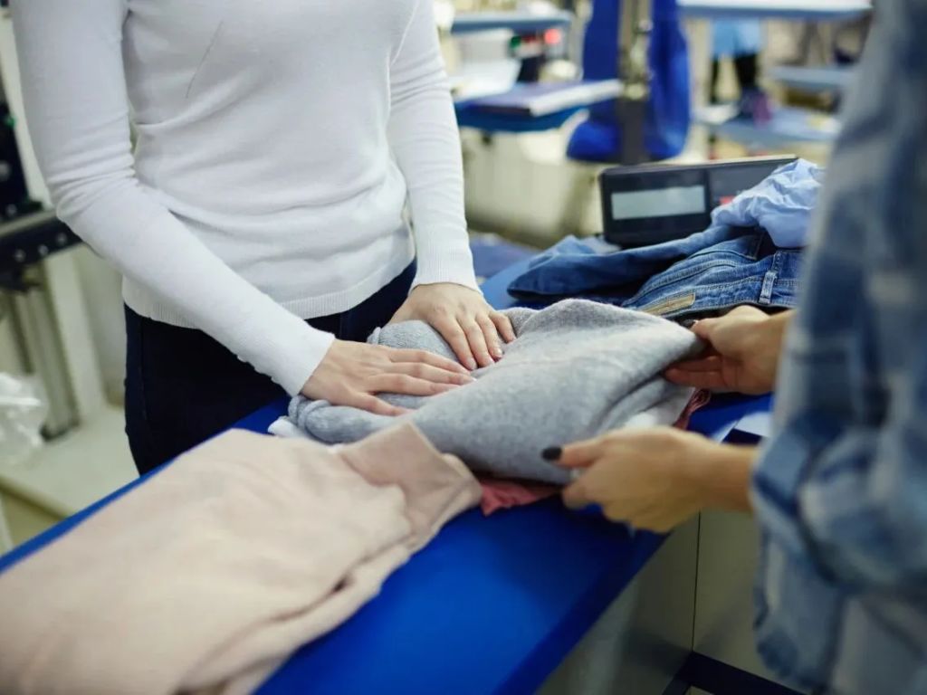 Sử dụng xúc giác là cách trực quan để cảm nhận rõ hơn về chất liệu vải