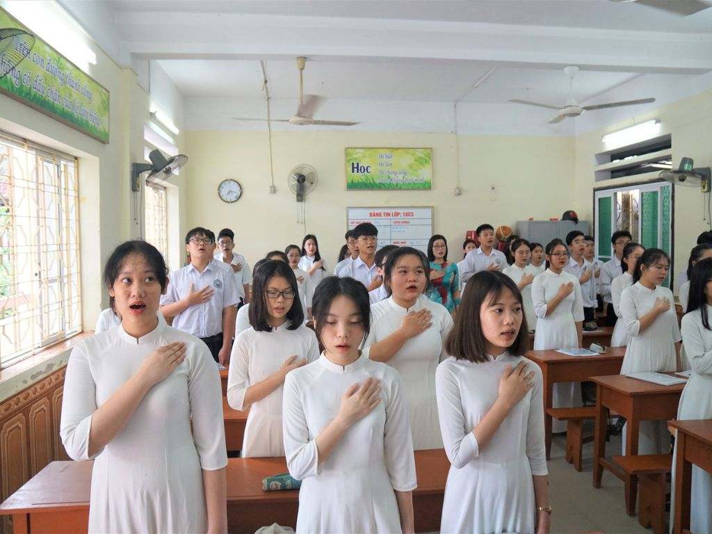 Bạn cần đảm bảo áo dài có độ dày phù hợp hoặc có lớp lót đủ kín đáo cho trẻ