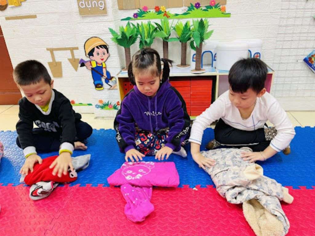 Bạn nên gấp gọn áo gió đòng phục học sinh khi không sử dụng
