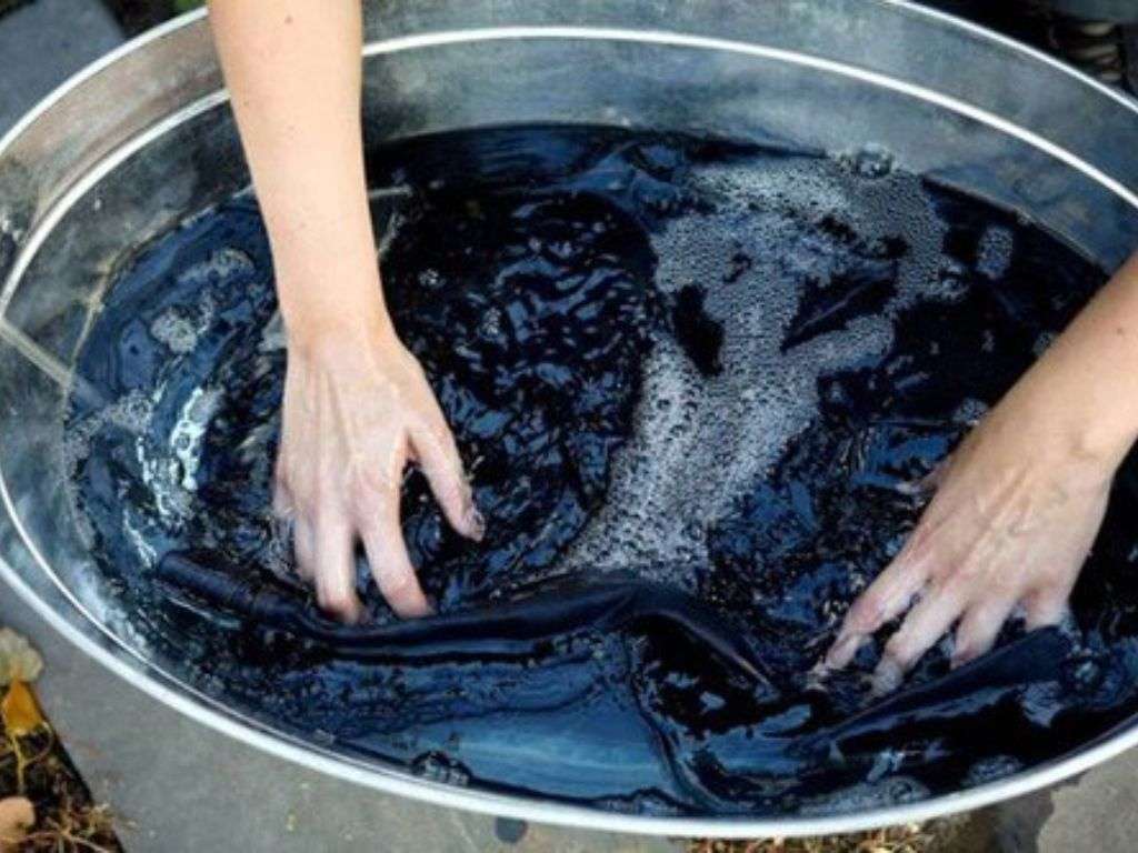Bạn nên ngâm áo khoác trong nước giặt 30 phút