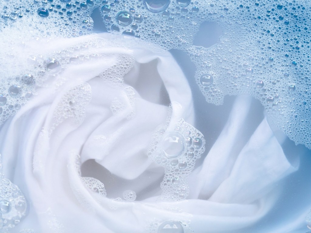 Bạn phải pha loãng thuốc tẩy gốc Clo với nước khi ngâm áo vải cotton trắng