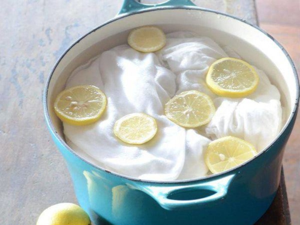 Bạn có thể ngâm áo trong dung dịch nước cốt chanh tươi để xử lý vết ố vàng