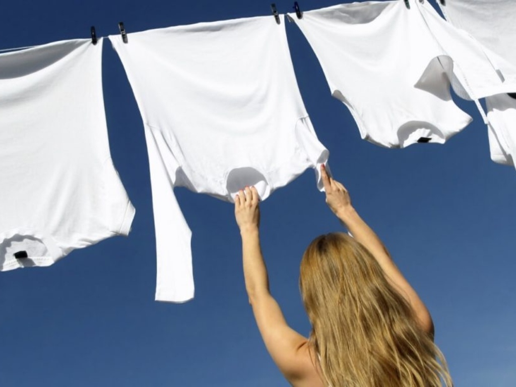 Bạn nên phơi áo vải cotton trắng ở nơi có ánh nắng tự nhiên