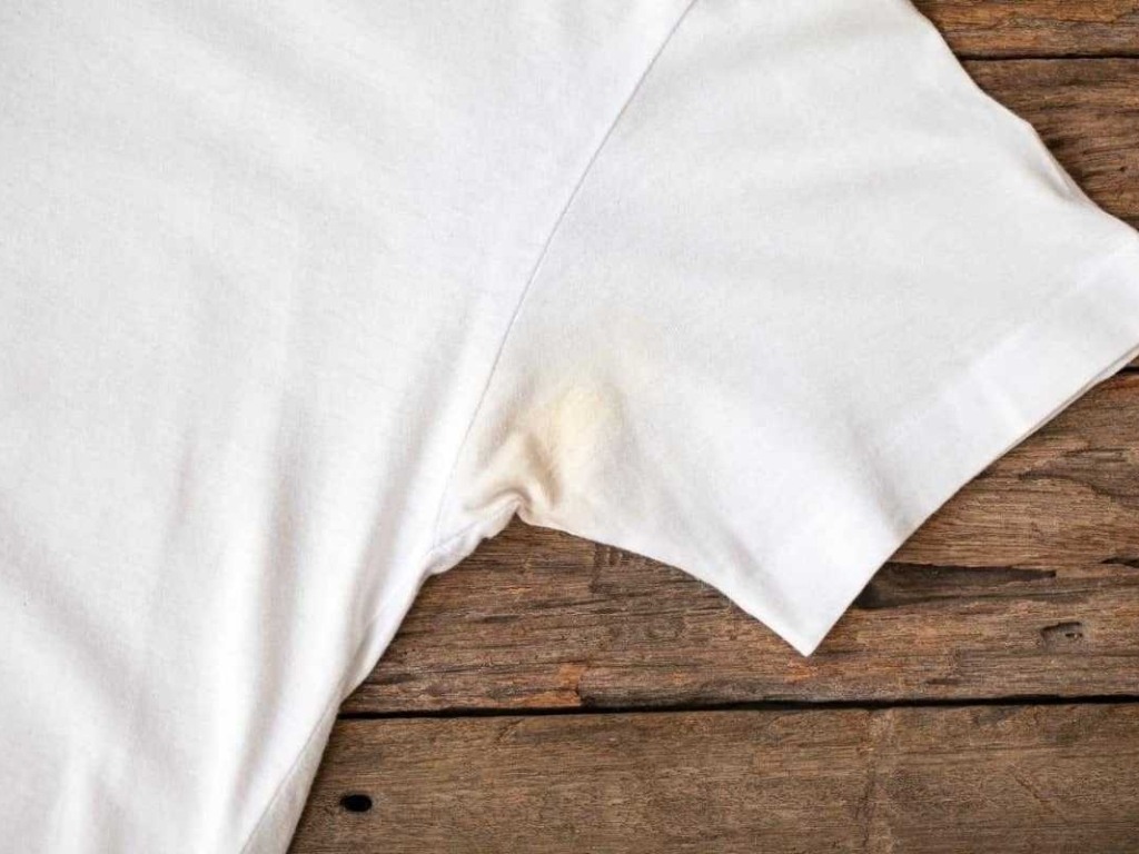 Có rất nhiều yếu tố khiến áo trắng xuất hiện các vết ố vàng