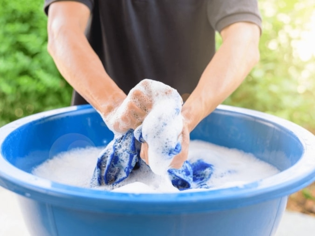 Việc lựa chọn đúng loại chất giặt tẩy là yếu tố giữ cho áo trắng luôn bền đẹp