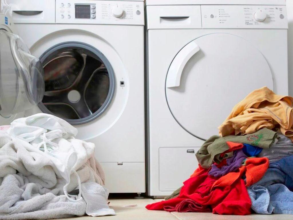 Bạn nên phân loại quần áo để tránh lem màu