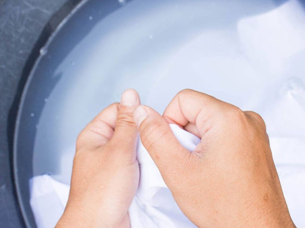 Bạn nên ngâm áo 15 phút sau đó vò nhẹ ngay vết bẩn
