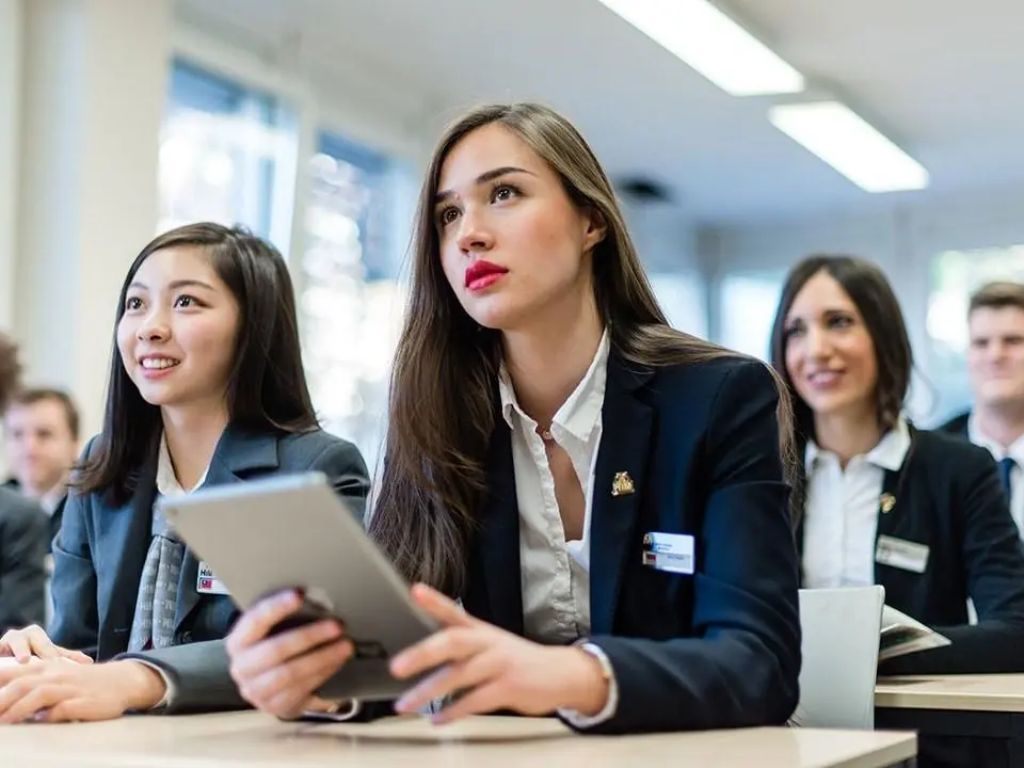 Áo vest luôn được mặc bên ngoài một chiếc áo sơ mi có cổ