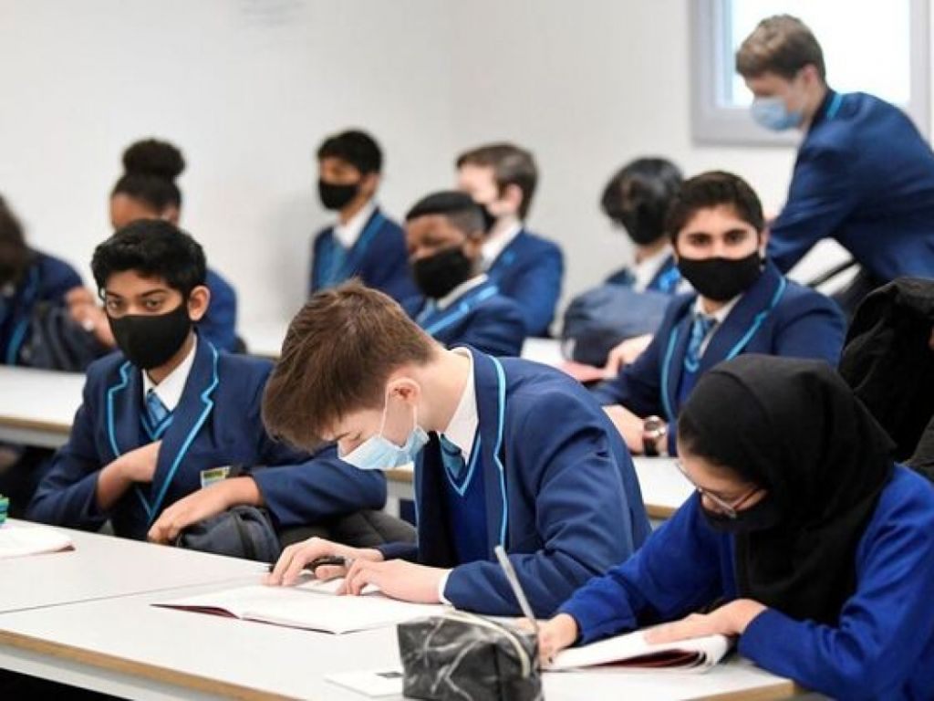 Bạn đừng quên giữ cho chiếc áo vest đồng phục học sinh của mình phẳng phiu