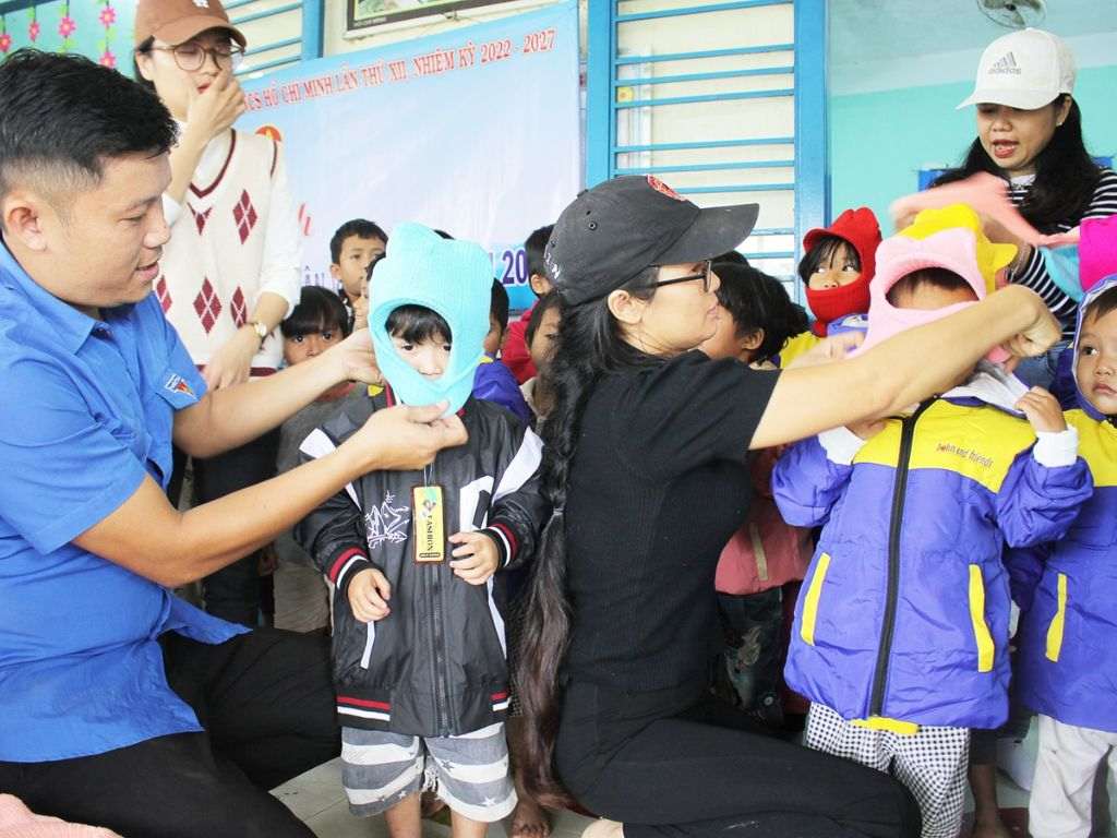 Kiểu áo đồng phục mùa đông học sinh được thiết kế 2 lớp