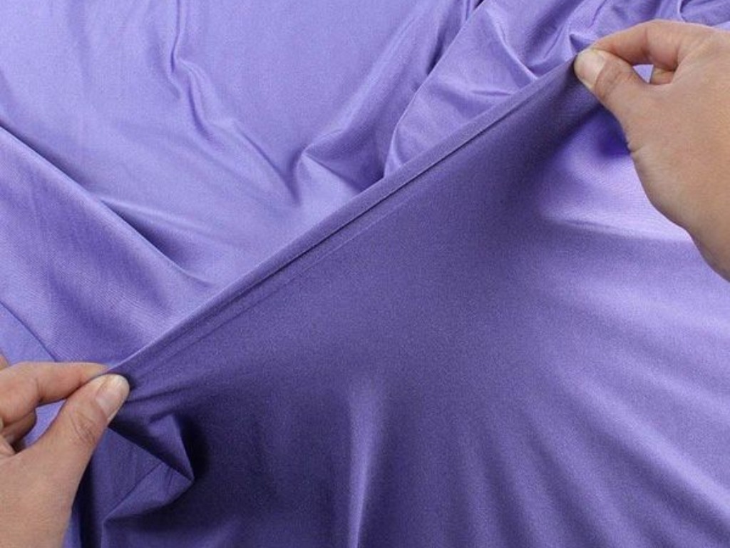 Bạn nên kiểm tra đặc tính vải xem có co giãn hay không nếu chọn mua vải 4 chiều