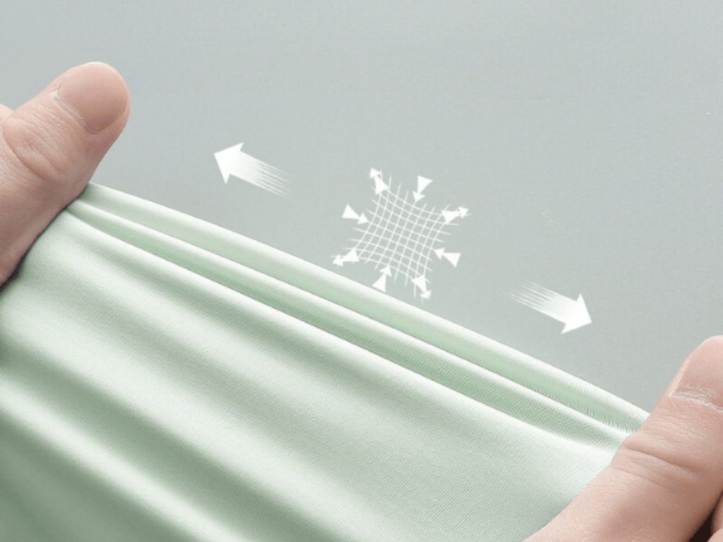 Bạn hãy thử kéo nhẹ vải để kiểm tra độ co giãn thực tế của vải cotton 4 chiều