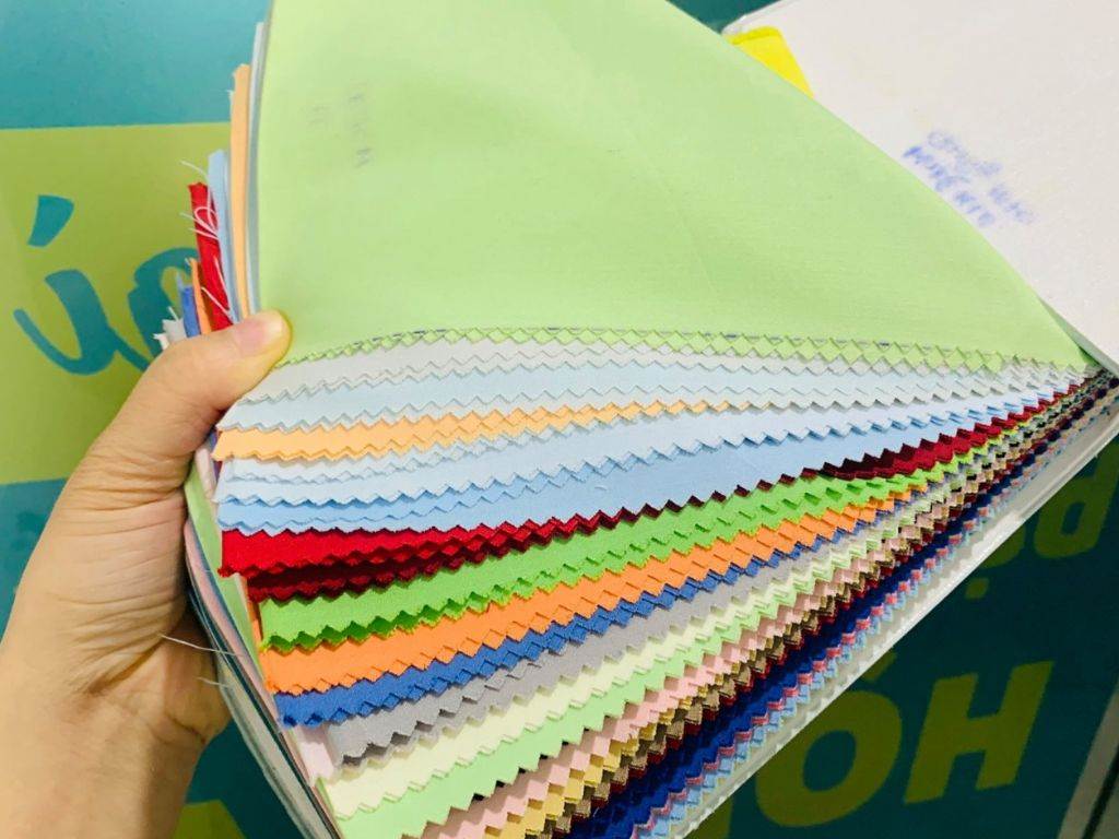 Bạn hãy trực tiếp chọn vải khi làm việc với xưởng sản xuất áo thun giá sỉ